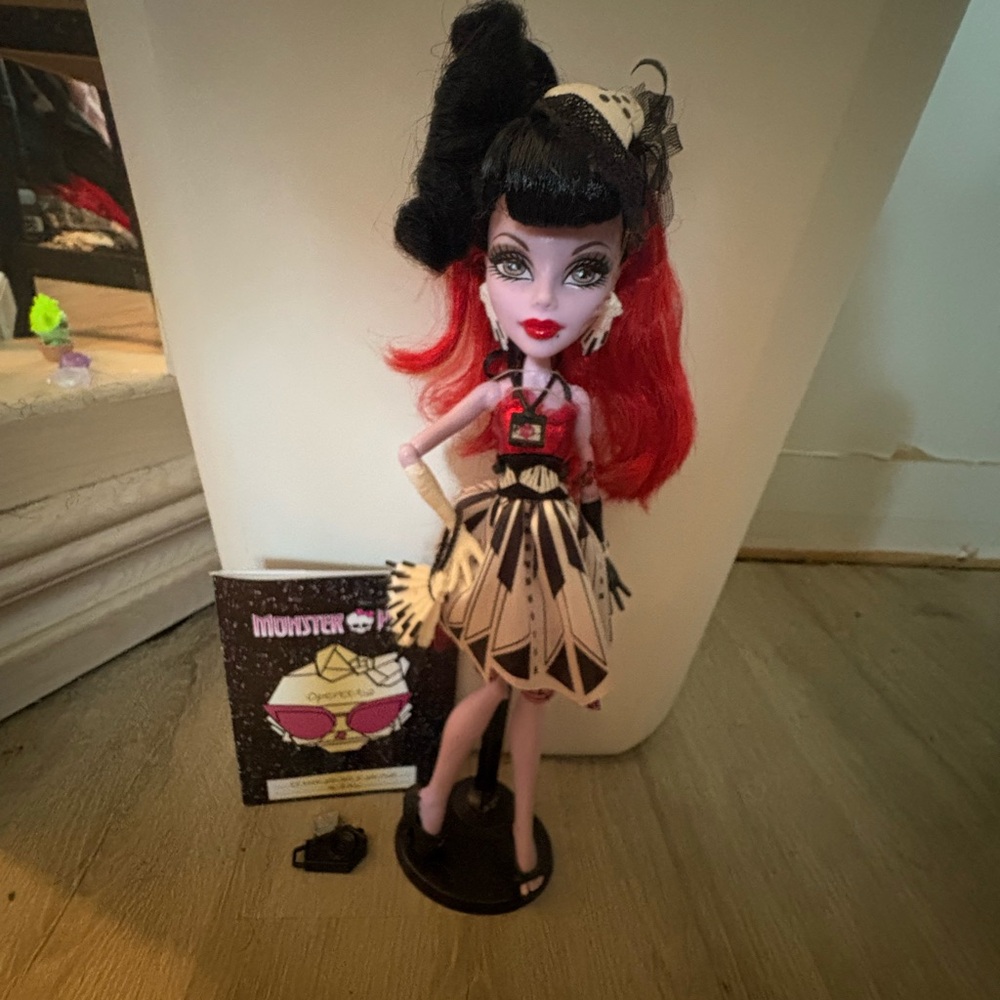 Monster High Doll with Red and Black Hair and Chic Outfit comes with book,stand